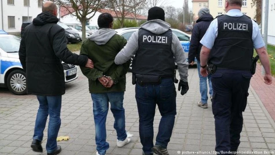 تفاصيل القبض على عصابة عشائرية تهرّب سوريين إلى ألمانيا