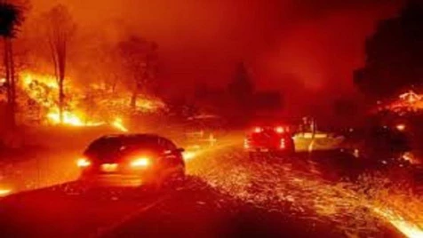 حرائق كاليفورنيا.. إجلاء ألفي شخص ودمار منازل وقطع كهرباء