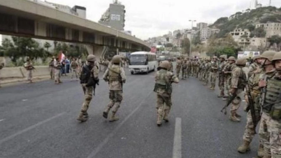 الجيش اللبناني يباشر فتح الطرقات المغلقة من قبل المتظاهرين