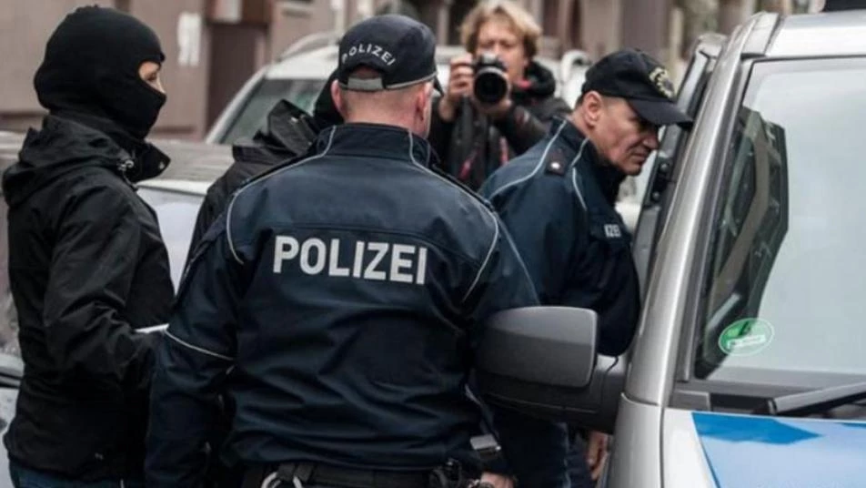 الشرطة الألمانية تلقي القبض على 3 سوريين.. ما التهم التي وجهتها إليهم؟