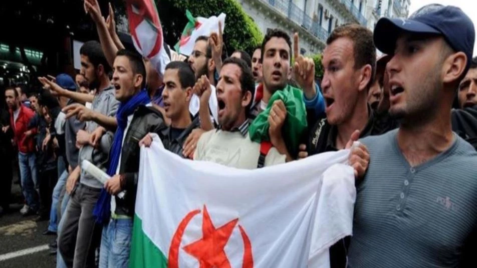 مظاهرات تندد باستمرار رموز النظام السابق في الحكم بالجزائر