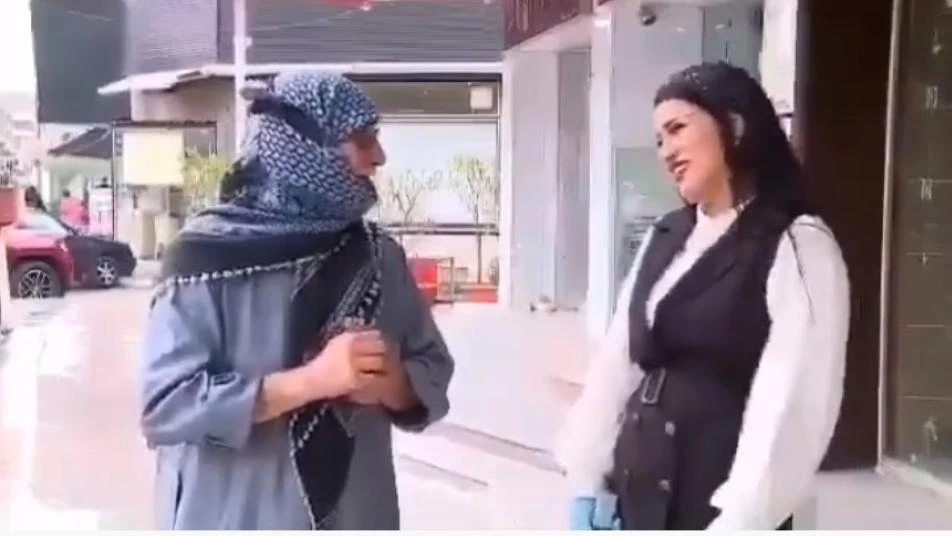 خفة دم مسن عراقي تُصيب مذيعة بنوبة من الضحك.. ماذا قال لها؟ (فيديو)