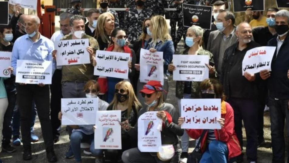لقبوها بصفة مهينة.. متظاهرون لبنانيون يهاجمون السفارة الإيرانية ويطالبون بطرد سفير الملالي