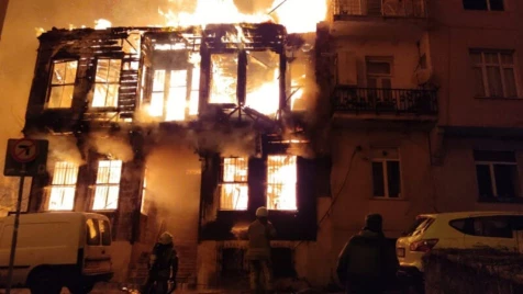 لحظات مرعبة.. امرأة شجاعة تقفز من الطابق الثاني لتنجو من حريق ضخم (فيديو)