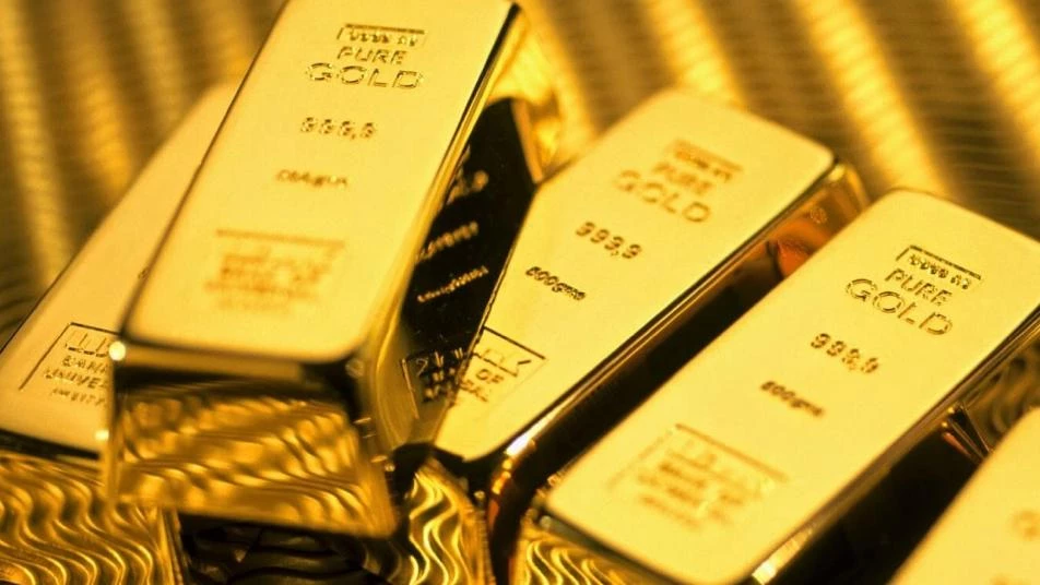 أسعار الذهب تتراجع مع ارتفاع الدولار