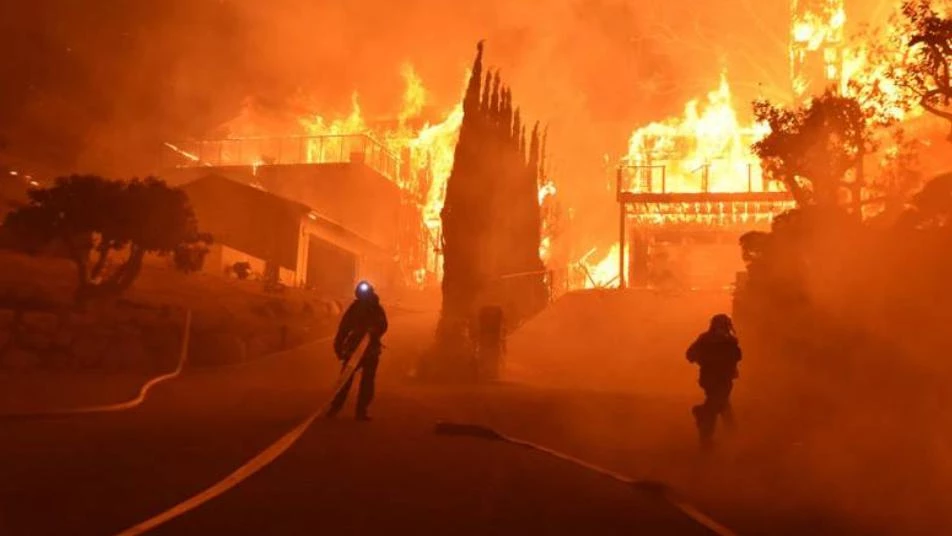 الحرائق تجبر آلاف الأشخاص على الهروب في كاليفورنيا