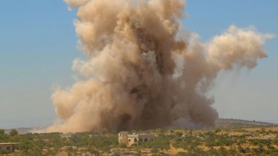جرحى بغارات روسية على إدلب وقصف يستهدف مقرات المليشيات الإيرانية بدير الزور