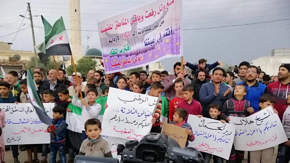 "خيانة للثورة".. الشمال السوري يتظاهر ضد المعارضة المزورة المشاركة في "الدستورية"
