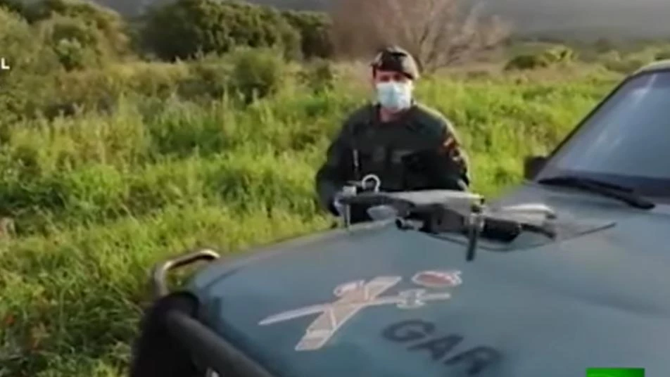 شاهد استخدام الشرطة الإسبانية طائرة "الدرون" لرصد مخترقي حظر التجول (فيديو)