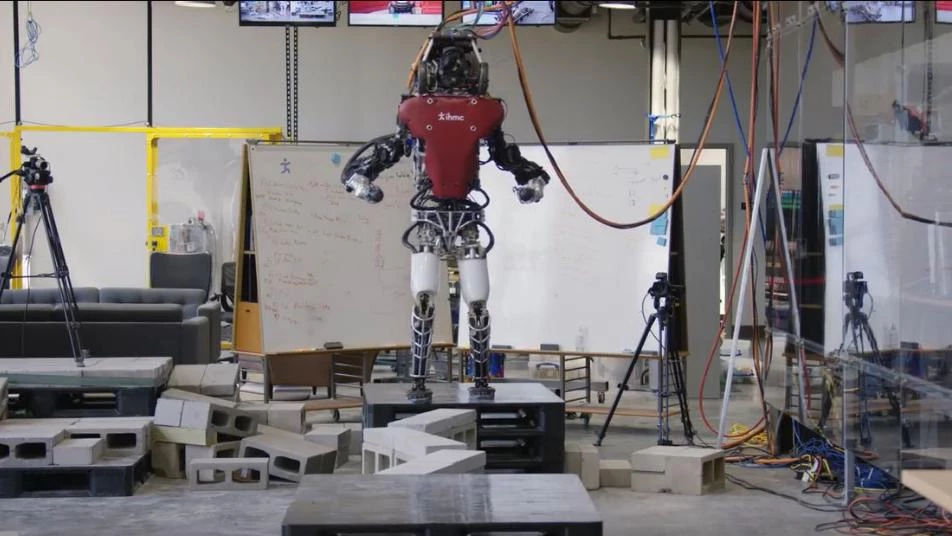  تطوير روبوت بإمكانه السير على كتل خرسانية دقيقة 