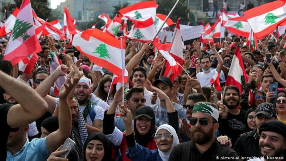 لبنانيون محتجون يسعون لفرض عصيان مدني