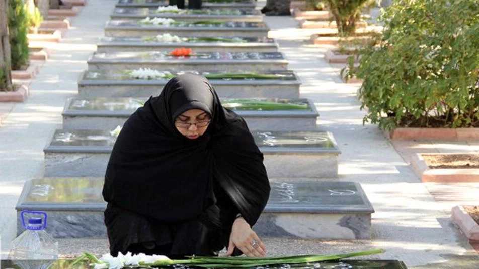 إيران تحفر آلاف القبور لضحايا كورونا: عندما تمتلئ سنجد بديلاً