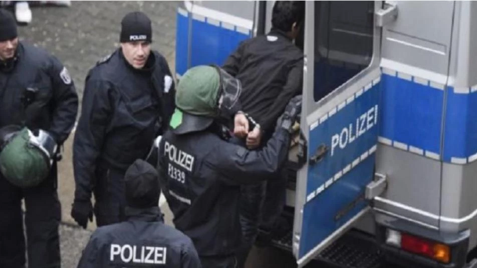 الشرطة الألمانية تقبض على لاجئ سوري طعن صديقه في وجهه