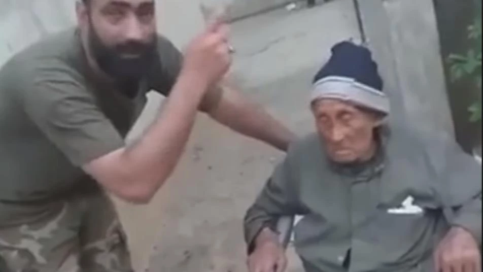 عناصر ميليشيات "النمر" يضربون عجوزاً بريف حماة (فيديو)