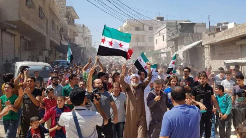 بالضرب والرصاص.. "تحرير الشام" تعتدي على مظاهرة في بلدة تفتناز