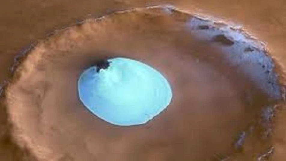 أملاً بوجود حياة.. علماء يكتشفون 3 بحيرات مدفونة تحت الجليد في المريخ