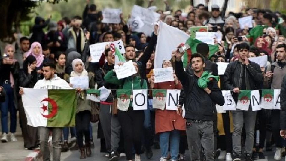 آلاف الطلاب يواصلون احتجاجاتهم الأسبوعية رفضا لموعد الانتخابات في الجزائر