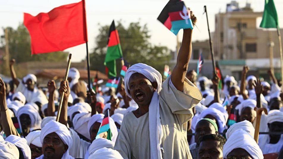 وقفة احتجاجية لشرائح واسعة من موظفي السودان تطالب بتسليم السلطة للمدنيين