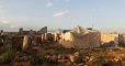 رغم الخوف منها.. مواقع إدلب الأثرية تتحول إلى منازل للنازحين (صور)