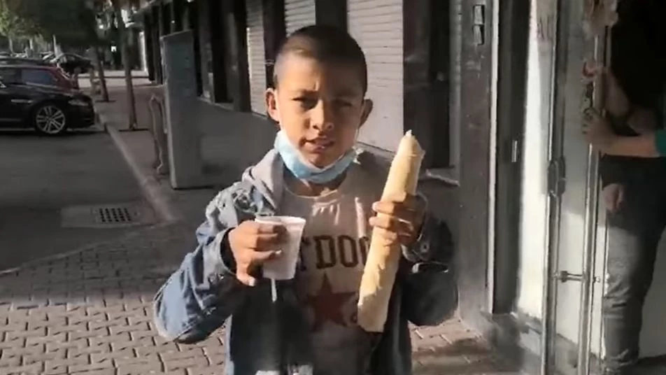 فيديو يدمي القلوب.. طفل سوري يتيم يعيش وحيداً في لبنان وينام في الشوارع