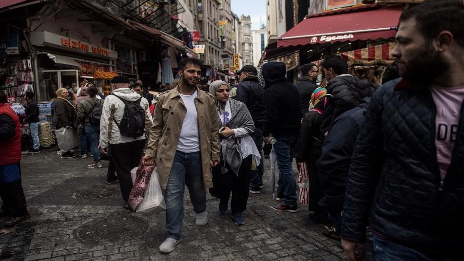 المعارضة التركية تستغل حظر التجوال للتحريض على السوريين.. ومنظمة حقوقية ترد
