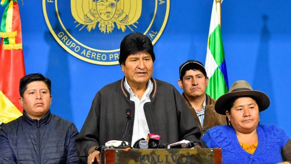 إثر احتجاجات شعبية ومطالبة الجيش.. رئيس بوليفيا يعلن استقالته