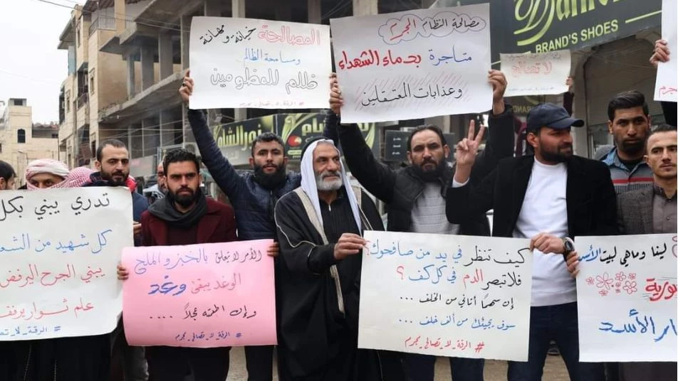 "لا تصالح مجرماً".. مظاهرات ترفض تسويات الأسد في الرقة (صور)