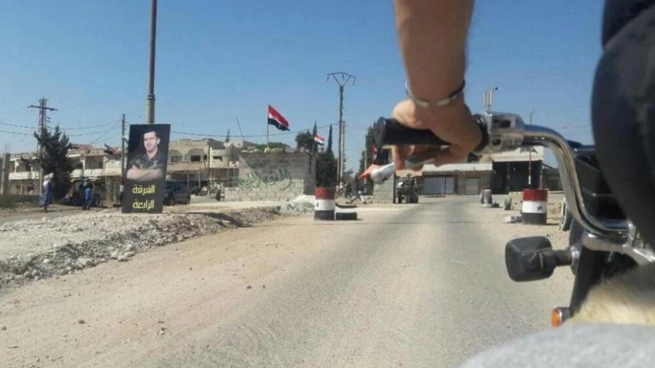بينهم نقيب.. تفاصيل تصفية ثلاثة عناصر من مخابرات أسد على حاجز شرقي درعا