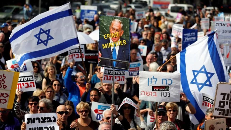الآلاف في تل أبيب يلبون دعوة المعارضة للتظاهر ضد نتانياهو