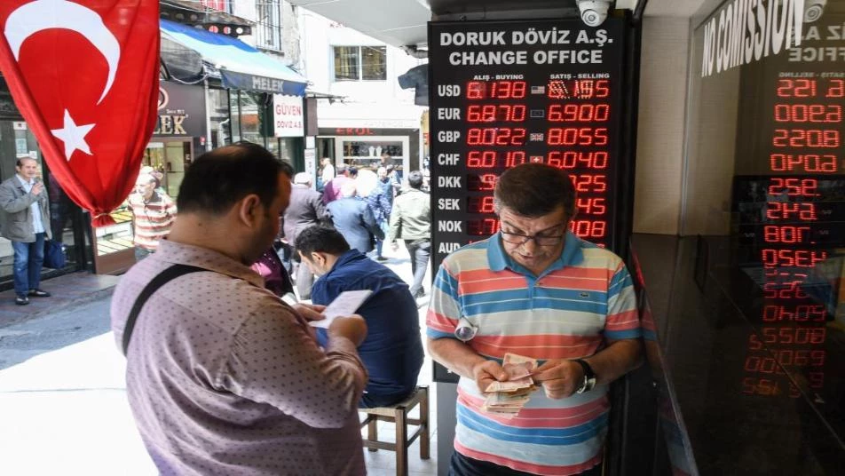 تراجع جديد.. حرب القوقاز تلقي بظلالها على سعر الليرة التركية