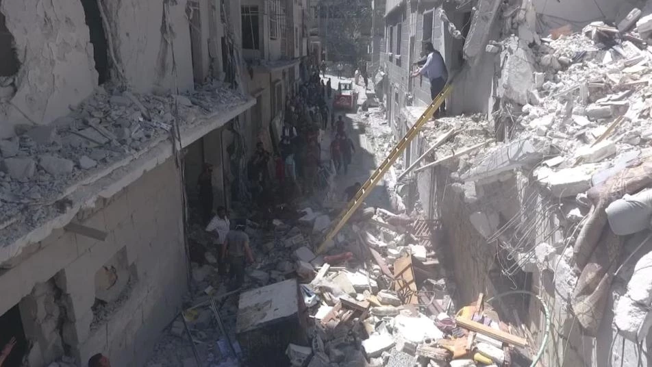 ضحايا في غارات على مدينة أريحا جنوب إدلب (فيديو)