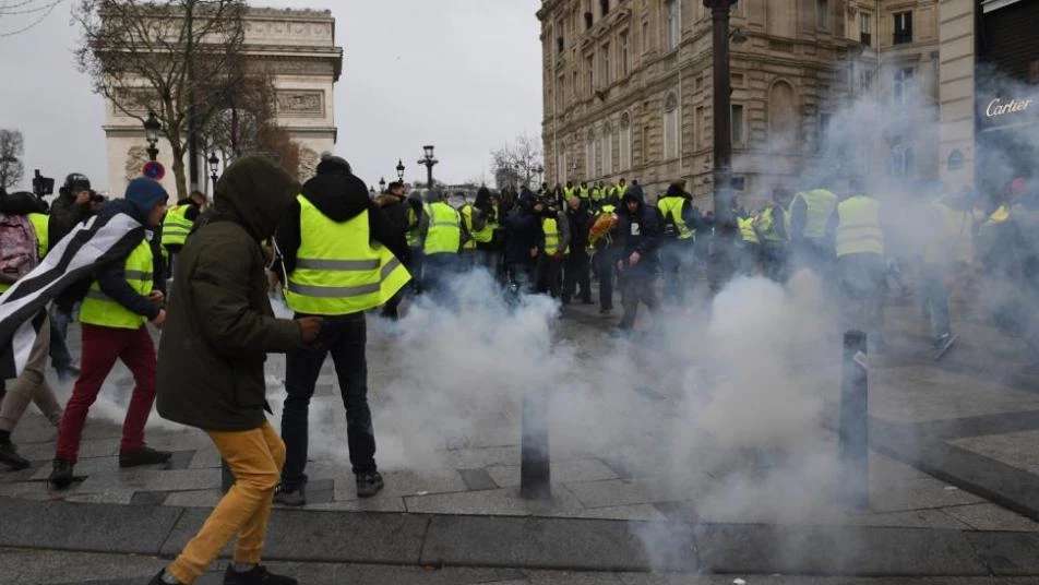 باريس تستخدم قنابل الغاز لتفريق محتجي "السترات الصفراء"