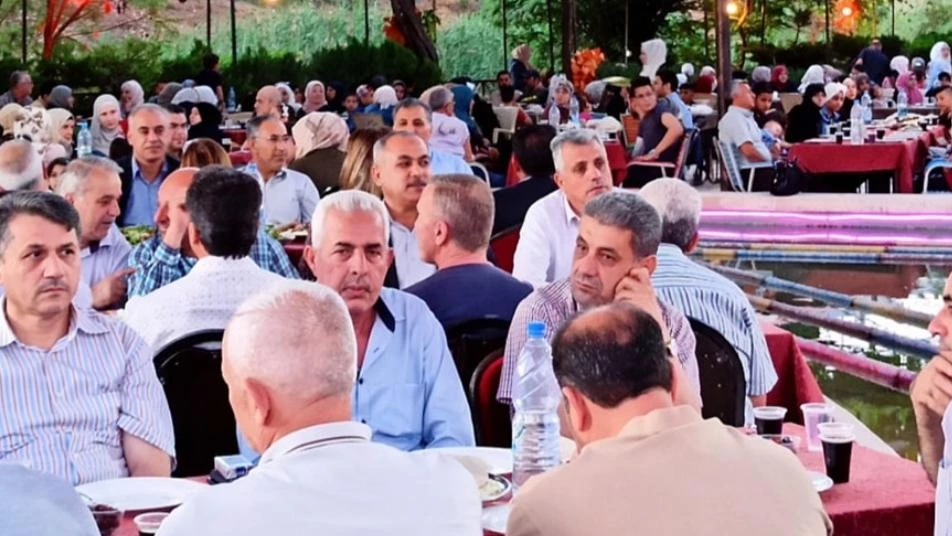 جمعية لنظام أسد تهين مئات المدعوين على مائدة إفطار بحضور محافظ إدلب