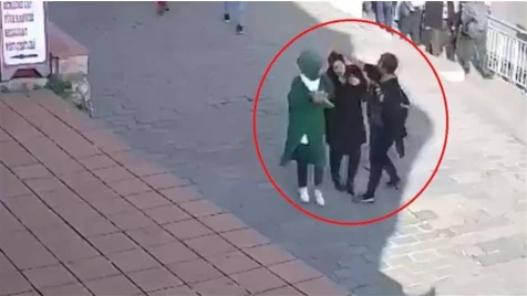 اعتداء على طالبة محجّبة في إسطنبول! (فيديو)