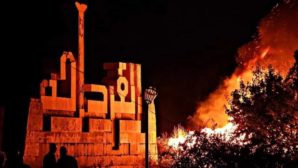 مدينة القرداحة بريف اللاذقية مع وصول الحرائق إليها - 10 تشرين أول2020 (فيس بوك)