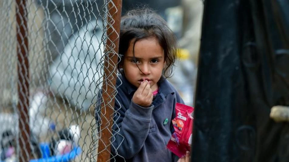 بينهم سوريون.. إجراء عقابي يهدد حياة آلاف اللاجئين باليونان