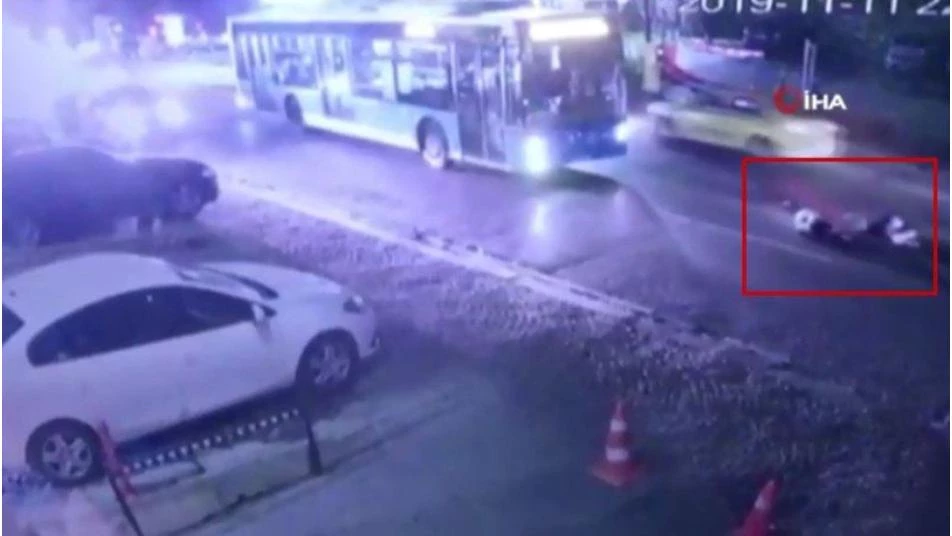 اصطدام حافلة بسائحين أحدهما سوري في إسطنبول (فيديو)