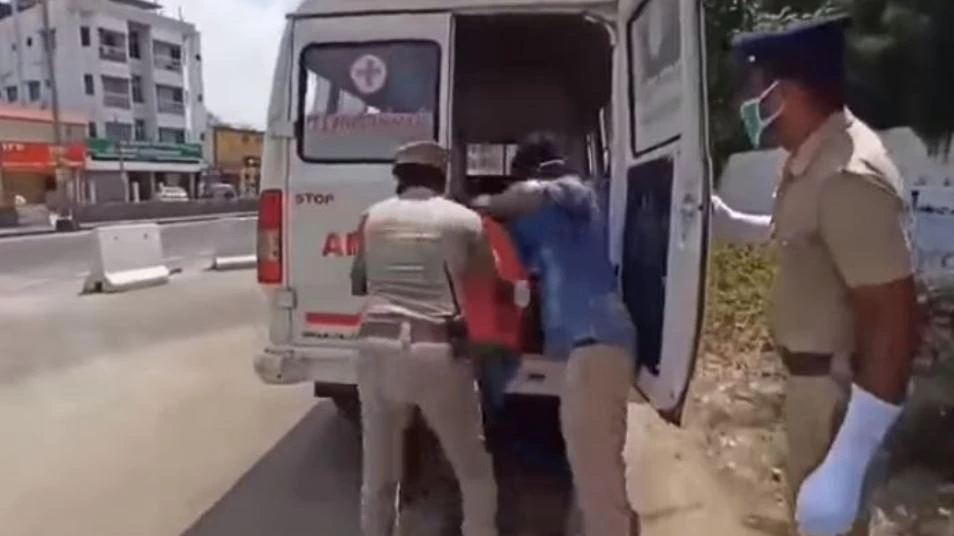 فيديو طريف.. حيلة للشرطة الهندية تثير رعب مخالفي حظر التجوال بسبب كورونا