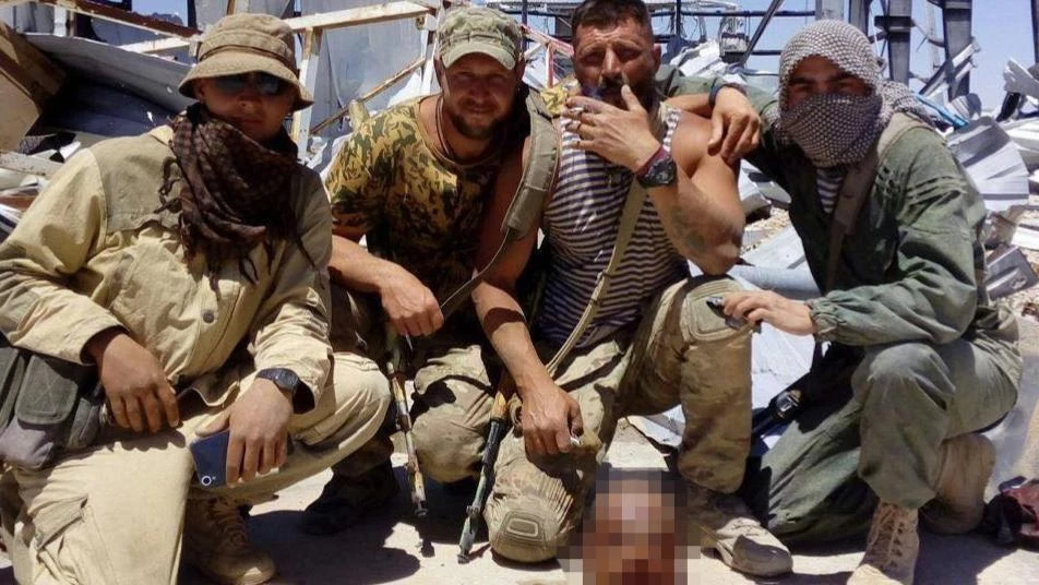 تشبه أفعال "داعش".. صورة لمرتزقة روس يضحكون أمام رأس مقطوع بسوريا