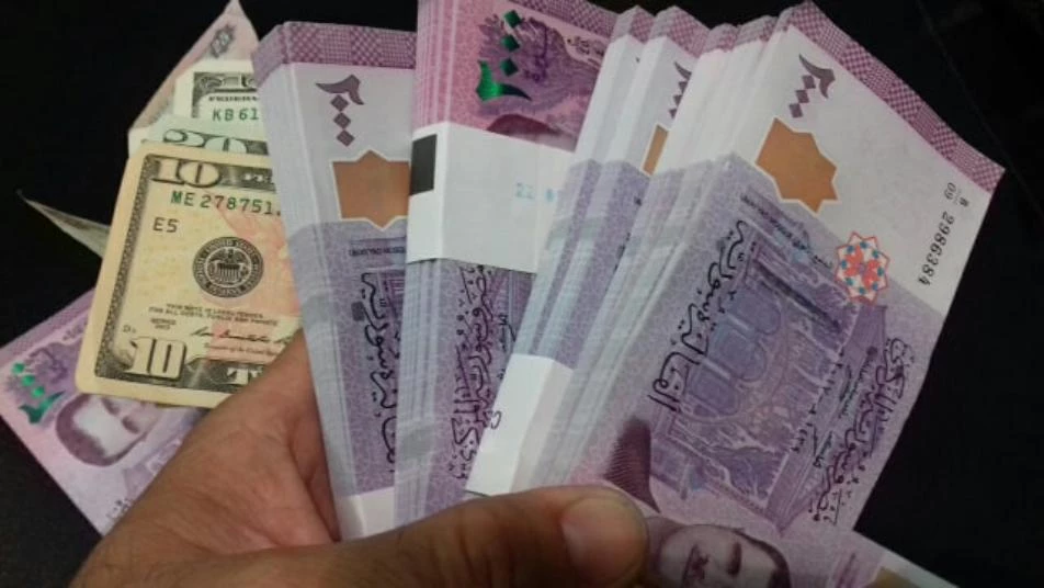 هبوط جديد في سعر الليرة السورية أمام الدولار