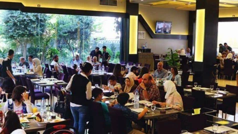 باحث اقتصادي موالٍ في صدمة بسبب شرط غريب في أحد مطاعم دمشق (صور)