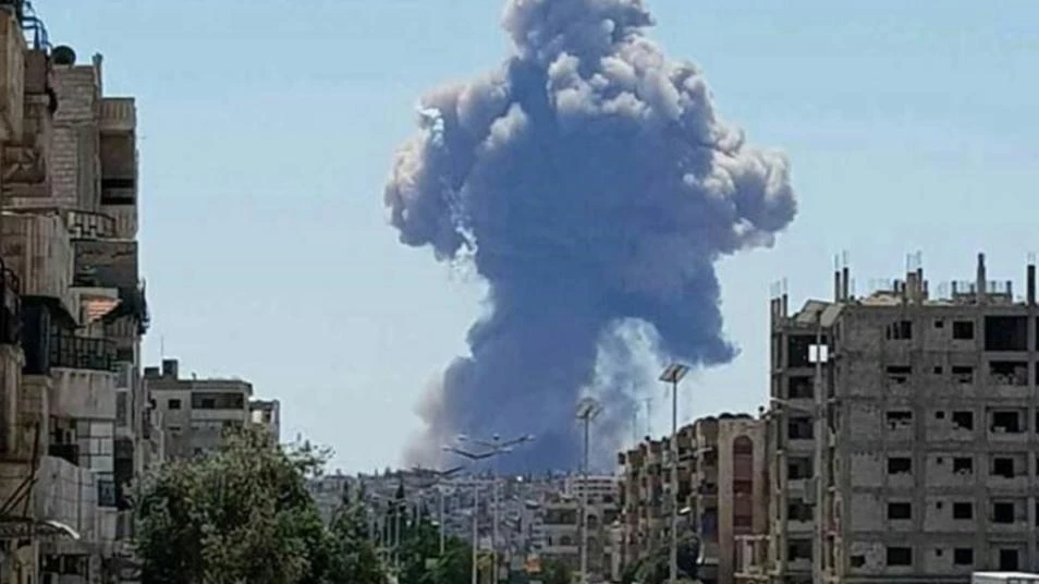 بالفيديو.. انفجارات ضخمة في مستودعات أسلحة لميليشيات أسد بحمص