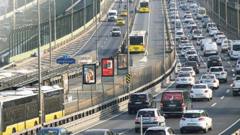دراسة: سكان إسطنبول يقضون 6 أيام في الطرقات شهرياً