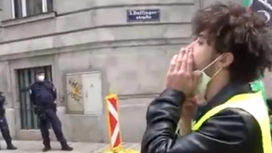 من أمام السفارة.. شاب يوجه رسالة جريئة لشبيحة الأسد في النمسا (فيديو)