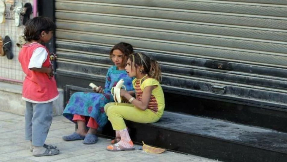 إعلام الأسد يكتشف سبباً مضحكاً للأزمة الاقتصادية ويوجه نصائح مستفزة للموالين