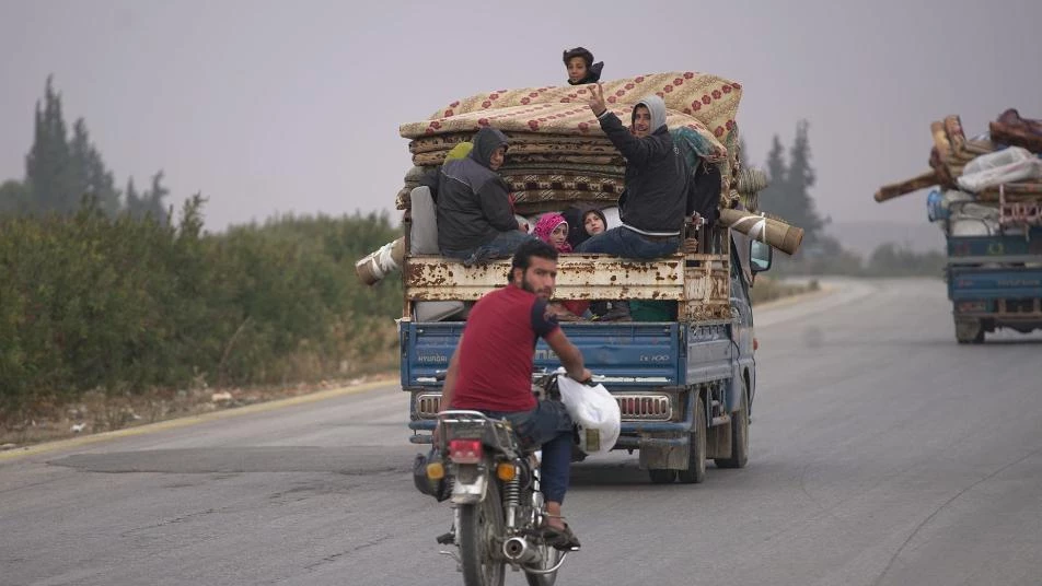 بالآلاف.. حركة نزوح جديدة من جنوب إدلب (صور)