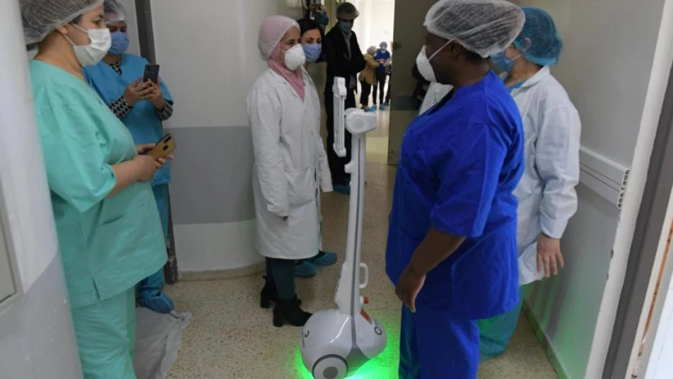 مستشفى تونسي يستعين بروبوت لرعاية مرضى فيروس كورونا