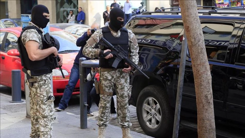 مفاجأة غير سارة لعصابة تهاجم صرافاً في لبنان وتنتزع منه كيسا ضخما بالقوة