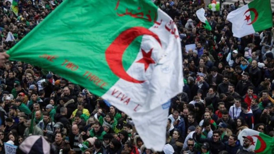 خرج آلاف الجزائريين بمظاهرات تنديداً باستمرار رموز نظام بوتفليقة
