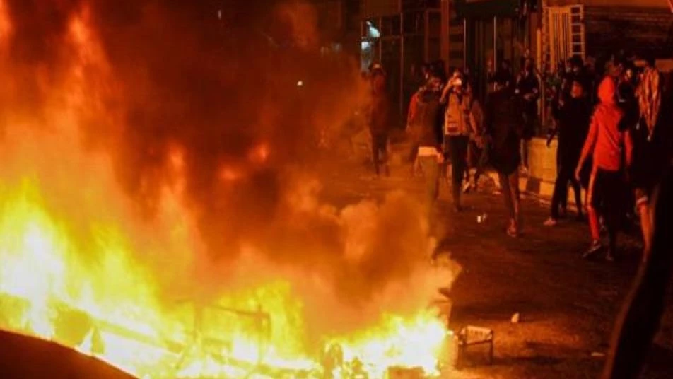 للمرة الثالثة.. محتجون يضرمون النيران في قنصلية إيران بمدينة النجف